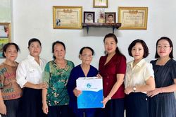 Hội Liên hiệp phụ nữ tỉnh thăm, tặng quà các gia đình chính sách