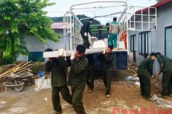 Cán bộ, chiến sĩ Trại tạm giam Công an tỉnh hỗ trợ xây dựng điểm trường Mầm non Cốc Pàng
