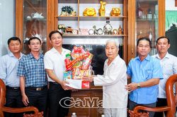 Lãnh đạo tỉnh thăm, tặng quà người có công nhân dịp 27/7