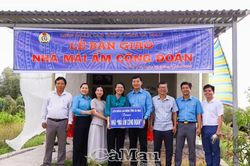 Trao 'Mái ấm Công đoàn' cho đoàn viên khó khăn