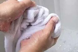 Khăn lau tay trong phòng tắm, nhà bếp có thể chứa đầy vi khuẩn nếu mắc 5 sai lầm này