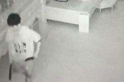 Kẻ lạ xuất hiện trong đêm, dùng dao khống chế người mẹ đang ngủ cùng 2 con nhỏ