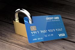 Tài khoản ngân hàng bị khóa có mất tiền không? Làm sao để lấy lại?