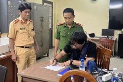 TPHCM: Xử l&yacute; thanh ni&ecirc;n điều khiển xe m&ocirc;t&ocirc; điện '3 kh&ocirc;ng', quay clip đăng l&ecirc;n mạng