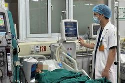 Hôn mê, suy đa tạng bởi ly rượu chứa cồn công nghiệp