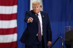 Ông Trump áp thuế 50% đối với hàng hóa Canada