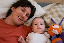 Cậu bé 1 tuổi nằm cạnh Messi cùng Tây Ban Nha đánh bại Argentina gây sốt