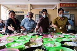 Những bếp ăn 0 đồng đỏ lửa, giữ hơi ấm cho người dân Lai Châu sau lũ dữ
