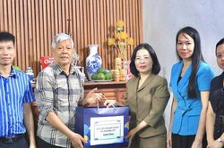 Xã Thường Tín tổ chức thăm hỏi, tặng quà các gia đình chính sách dịp 27-7