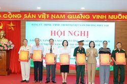 Phường Phúc Lợi gặp mặt, trao quà cho các gia đình chính sách, người có công