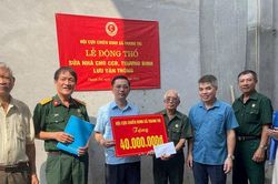 Xã Thanh Trì hỗ trợ sửa chữa nhà, trao xe lăn tặng cựu chiến binh