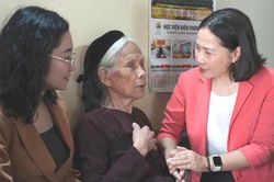 L&atilde;nh đạo Hội Li&ecirc;n hiệp phụ nữ TP H&agrave; Nội thăm, tri &acirc;n B&agrave; mẹ Việt Nam Anh h&ugrave;ng v&agrave; th&acirc;n nh&acirc;n liệt sĩ