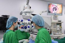 Ghép giác mạc miễn phí cho hai bệnh nhân nghèo