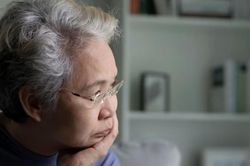Dốc hết tiền cho con mua nhà, khi ngã bệnh tôi mới nhận ra sai lầm lớn nhất tuổi già