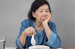Tuổi già tôi mới ngộ ra: Về hưu muốn bình yên, nhất định không được làm 3 việc
