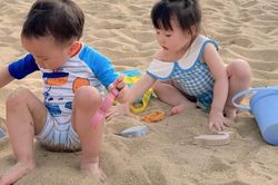 Cặp song sinh nhà Phương Oanh lại gây chú ý khi đi biển Đà Nẵng