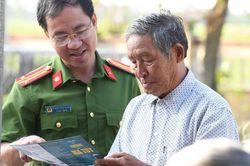 Khám bệnh, cấp phát thuốc và tuyên truyền phòng, chống ma túy tại Quảng Trị