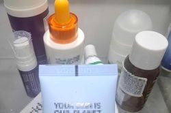 Tiết kiệm hay đánh đổi sức khỏe làn da khi săn 'sale' mỹ phẩm sắp hết hạn?