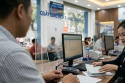Truy tố vắng mặt cựu giám đốc chi nhánh ngân hàng trong vụ lừa đảo 15 năm trước