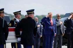 Ông Trump đón thi hài 4 lính Mỹ thiệt mạng do hỏa lực Iran