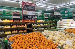Tr&aacute;i c&acirc;y Trung Quốc 'đổ bộ' si&ecirc;u thị Việt