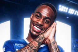 Đội rớt hạng Premier League giàu to