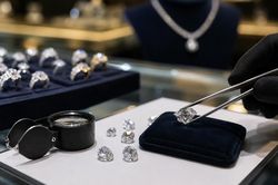 Hơn 3.400 vi&ecirc;n kim cương lậu: Thị trường trang sức bị t&aacute;c động ra sao?