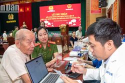 [Ảnh] Hy vọng 'trả lại tên anh' qua những mẫu sinh phẩm từ thân nhân liệt sĩ