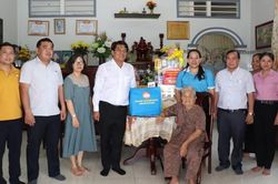 Chủ tịch Liên đoàn Lao động Thành phố Hồ Chí Minh thăm, tri ân Mẹ Việt Nam Anh hùng