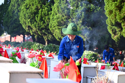 'Phần mộ anh bộ đội'