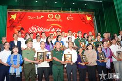 TP Hồ Chí Minh: Xúc động trao ảnh liệt sĩ phục dựng tặng thân nhân liệt sĩ