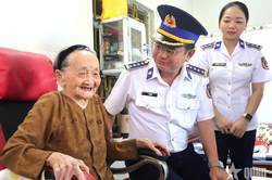 V&ugrave;ng Cảnh s&aacute;t biển 2 tổ chức chuỗi hoạt động 'đền ơn đ&aacute;p nghĩa' tại Đ&agrave; Nẵng
