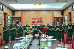 B&agrave;n giao chức vụ Tổng bi&ecirc;n tập Tạp ch&iacute; Văn nghệ Qu&acirc;n đội