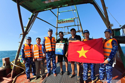 Đoàn công tác Cảnh sát biển Việt Nam thăm, tặng quà quân và dân đặc khu Phú Quý