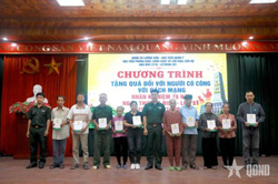 Học viện Qu&acirc;n y: Tri &acirc;n, tặng qu&agrave; người c&oacute; c&ocirc;ng tại x&atilde; Lương Sơn, tỉnh Ph&uacute; Thọ