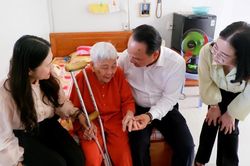 Lãnh đạo thành phố thăm hỏi, tri ân gia đình chính sách, người có công với cách mạng