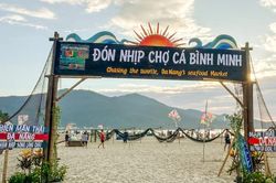 Đón bình minh trên làng chài Mân Thái