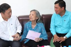 L&atilde;nh đạo TPHCM thăm, tri &acirc;n người c&oacute; c&ocirc;ng