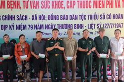 Gia Lai: Kh&aacute;m, cấp thuốc cho hơn 1.300 người d&acirc;n khu vực bi&ecirc;n giới