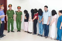 Triệt phá đường dây 'vẽ bệnh' tại Phòng khám Đa khoa Y học Nghệ An