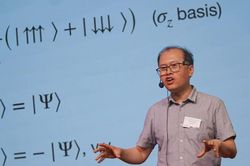 Giáo sư Đàm Thanh Sơn truyền cảm hứng về khoa học lượng tử cho học sinh, nhà khoa học trẻ