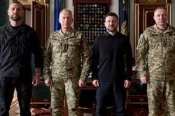 Ukraine: Rơi v&agrave;o thế tiến tho&aacute;i lưỡng nan, Tổng thống Zelensky đ&atilde; đi 'nước cờ' sai? T&acirc;n Tổng tư lệnh qu&acirc;n đội đối mặt th&aacute;ch thức