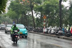 Thời tiết ng&agrave;y 23/7: Bắc Bộ mưa vừa, mưa to
