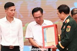 Th&acirc;n nh&acirc;n liệt sĩ nghẹn ng&agrave;o nhận lại kỷ vật thi&ecirc;ng li&ecirc;ng
