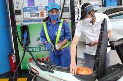 Gi&aacute; xăng E10 vượt mức 21.000 đồng, dầu diesel tăng hơn 2.400 đồng/l&iacute;t