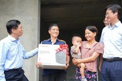 Petrovietnam thăm hỏi, động viên các hộ dân có hoàn cảnh đặc biệt tại xã Tân Long, Tuyên Quang