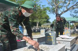 Đội nắng như đổ lửa, bộ đội miệt m&agrave;i lấy mẫu ADN t&igrave;m danh t&iacute;nh liệt sĩ
