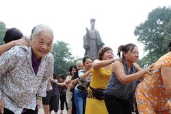 Lo 'khoảng trống an sinh' nới rộng, hạ độ tuổi hưởng trợ cấp là chưa đủ