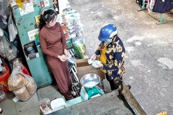 Mẹ mất đã 2 năm, khách hàng vẫn tìm đến trả món nợ cũ khiến con gái nghẹn ngào