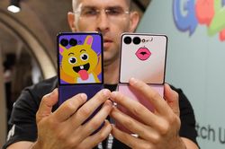 Galaxy Z Flip 8 vs Razr Ultra: Đối đầu nảy lửa giữa hai smartphone gập vỏ sò